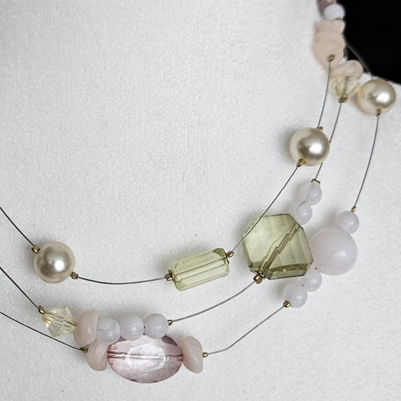 Short 3 strand necklace - light green pink crystals & faux perls on wire - Picture 8 of 8